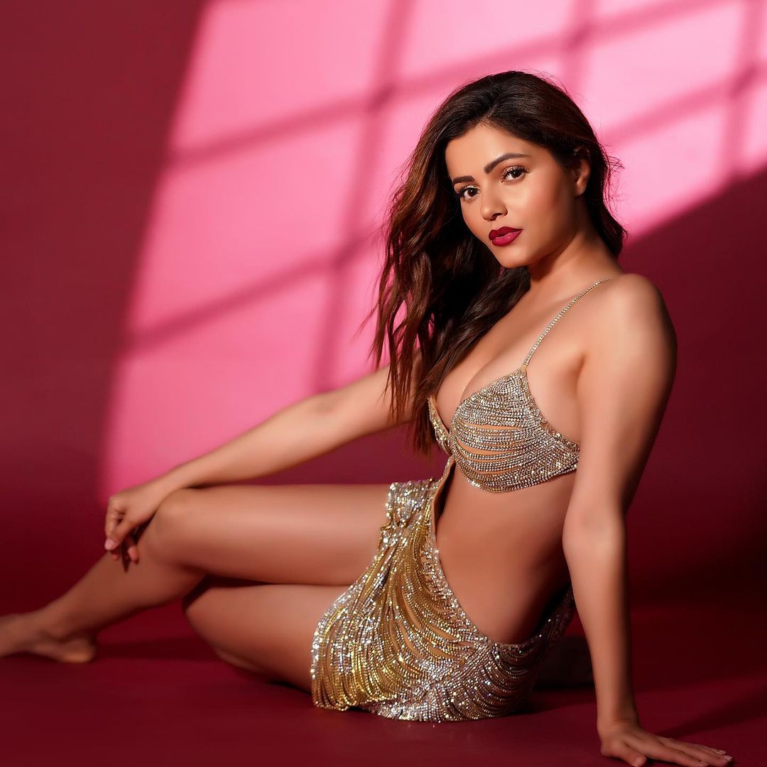 Rubina Dilaik goes topless, hides herself with a jacket, people lambast t.v serial bahoo's this transformation-watch here 