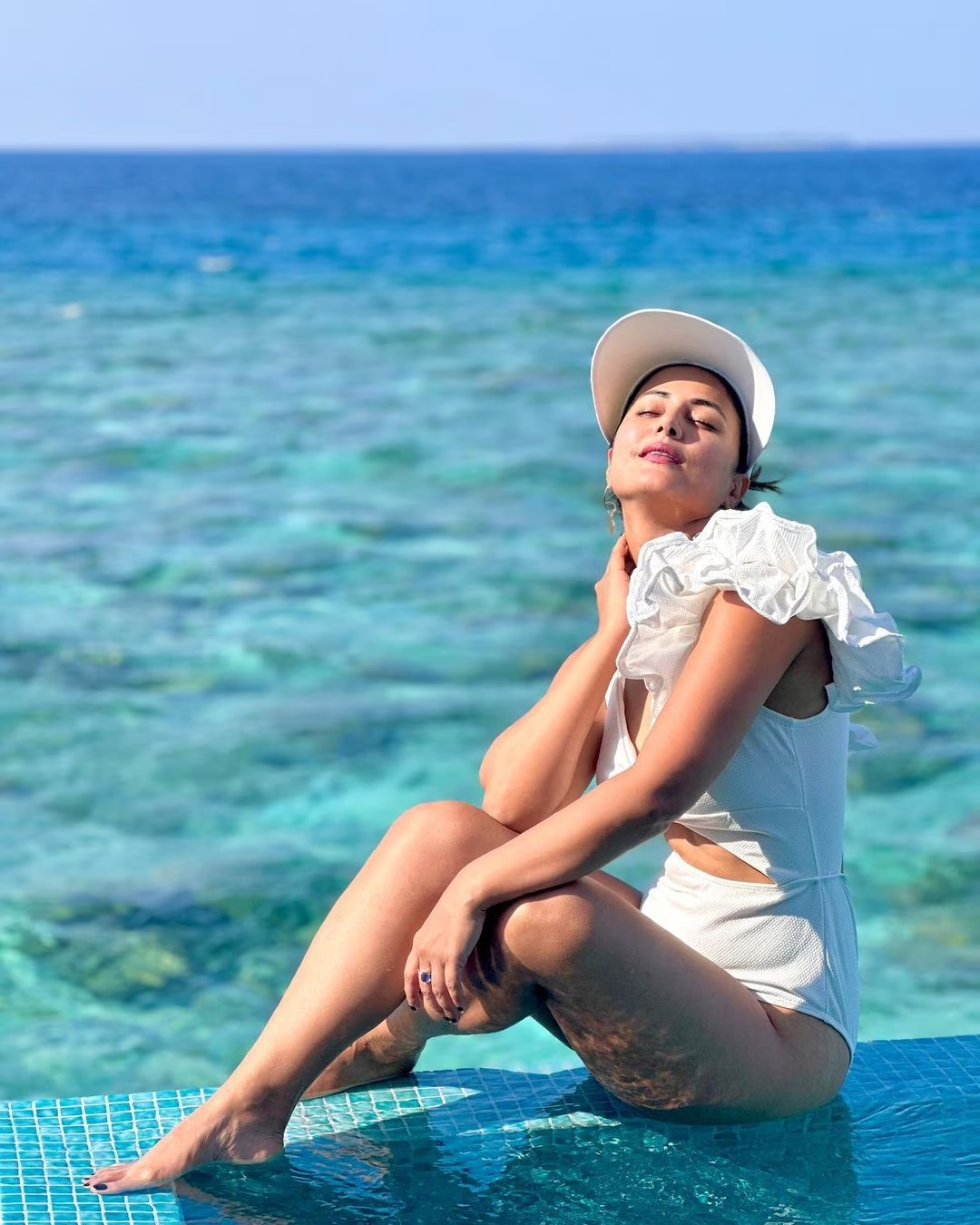 Hina Khan crossed all limits of boldness wreaked havoc in bik*ini top, killer style caught on camera-photoshoot goes viral