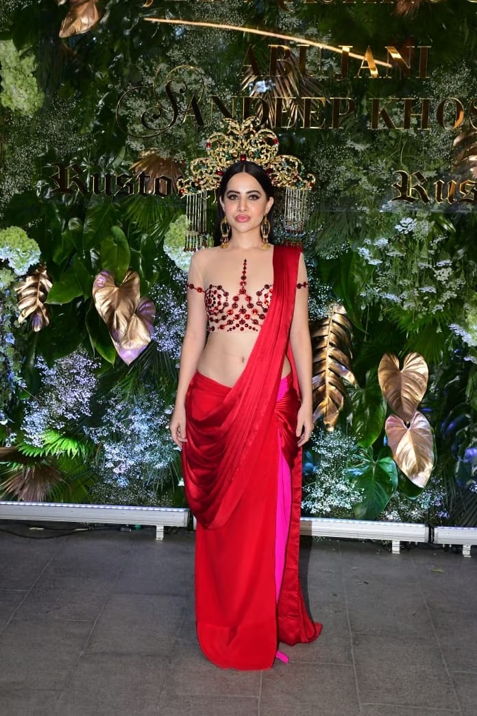 Urfi javed comes out in the open without wearing a blouse underneath the red saree-trolls did not spare this moment-watch here
