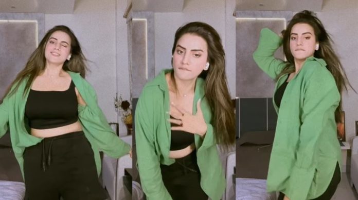 Akshara Singh did a dance on 'Choli Chor' song, s*xy video went viral
