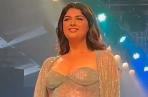 Anshula Kapoor came on the ramp wearing a glamorous outfit, brother Arjun Kapoor did this work sitting in the audience - Watch