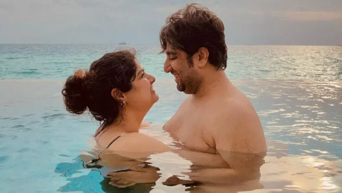 Arjun Kapoor's sister Anshula gave bold poses in bikini with boyfriend in pool, romantic photos created panic