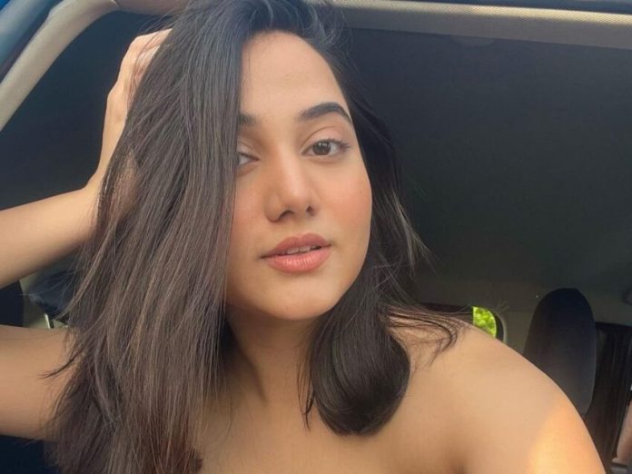 Asfi Javed wore a corset top without a bra; Gave such poses video went viral, watch here Asfi Javed wore a corset top without a bra; Gave such poses video went viral, watch here