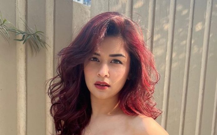 Avneet Kaur's s*xy look in high slit dress created panic on the internet, see photos