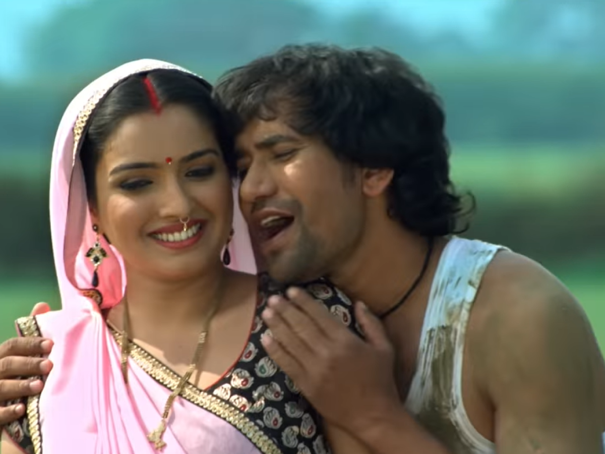 Bhojpuri Song: On seeing Amrapali in the khet , Nirhua got fever of romance, the cozy video went viral - informalnewz