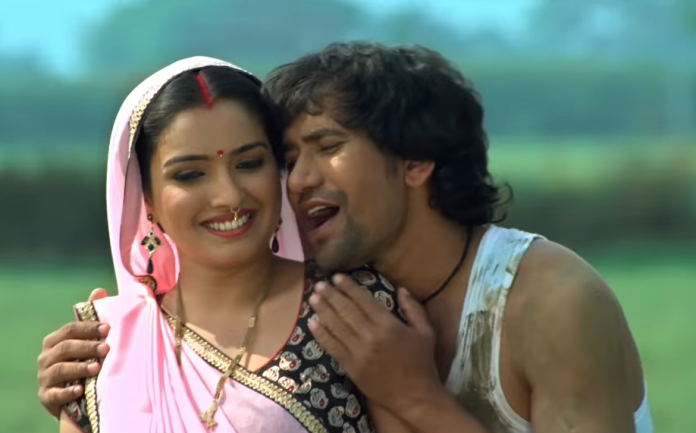 Bhojpuri Song On seeing Amrapali in the khet , Nirhua got fever of romance, the cozy video went viral
