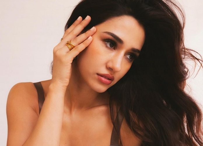 Disha Patni put the ball in the basket without seeing it, fans had this doubt after watching the video Disha Patni put the ball in the basket without seeing it, fans had this doubt after watching the video