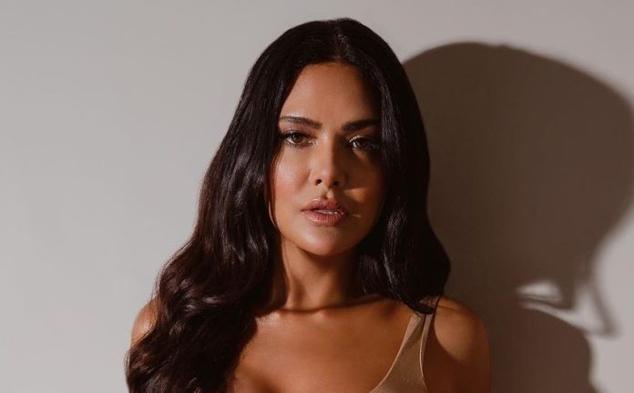 Esha Gupta braless did such acts in front of the camera, fans will be left sweating after watching the video! Esha Gupta braless did such acts in front of the camera, fans will be left sweating after watching the video!