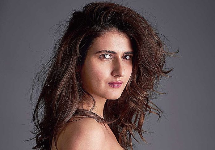 Fatima Sana Shaikh did a bo*ld photoshoot while lying on the couch, fans said - your hair will become like Maggi