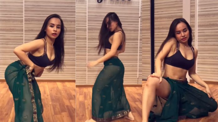 Girl Dance Video: Girl did such a bo*ld belly dance, people got attracted to her sizzling style Girl Dance Video: Girl did such a bo*ld belly dance, people got attracted to her sizzling style