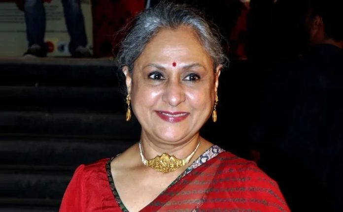 Jaya Bachchan was crying after watching the love scene, tears were not stopping in the packed theatre, Big B took a tough step, there was an uproar... Jaya Bachchan was crying after watching the love scene, tears were not stopping in the packed theatre, Big B took a tough step, there was an uproar...