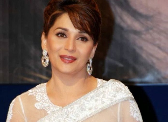 Madhuri Dixit arrived at Ambani's party wearing a matching blouse with a transparent saree, the bride to be in front of her beauty also looked pale