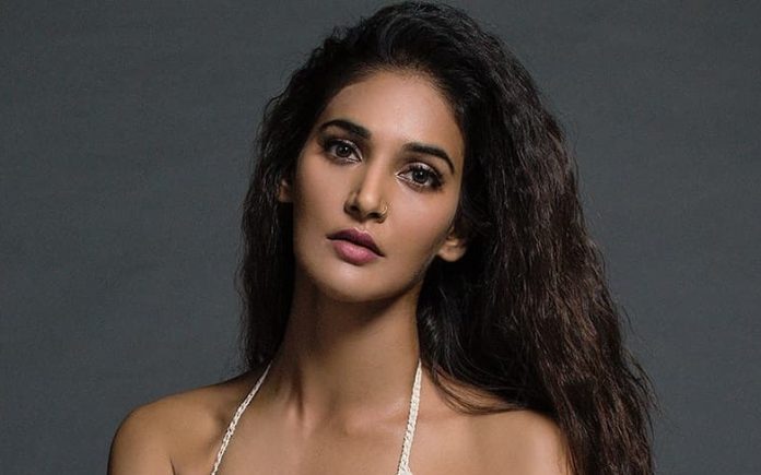 Mukti Mohan wore a black bodycon dress and gave s*xy poses, the hotness of the actress increased the mercury of social media. Mukti Mohan wore a black bodycon dress and gave s*xy poses, the hotness of the actress increased the mercury of social media.