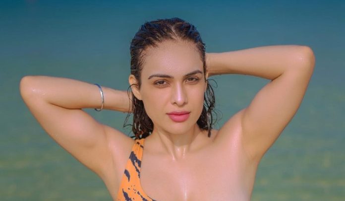 Neha Malik sets fire to water by wearing s*xy clothes, hot video goes viral Neha Malik sets fire to water by wearing s*xy clothes, hot video goes viral