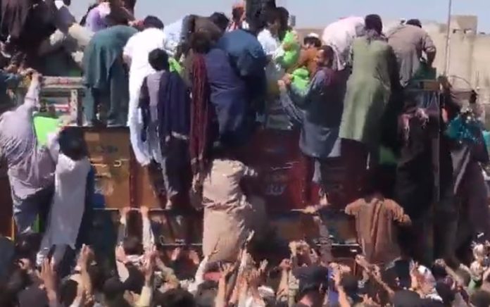 Pakistani Fight Video: Pakistanis fight for free flour, video of economic crisis went viral Pakistani Fight Video: Pakistanis fight for free flour, video of economic crisis went viral