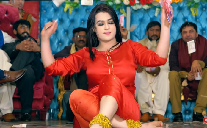 Pakistani dancer Rimal's dance created a ruckus on the Internet, people were forced to watch the video again and again