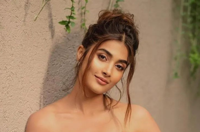 Pooja Hegde arrived in the party wearing such clothes, the dress slipped from the front and became a victim of Oops Moment,watch video