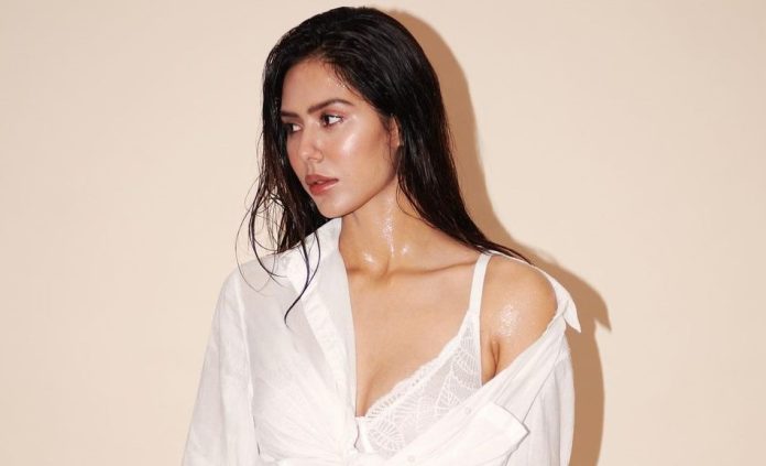 Punjabi actress Sonam Bajwa wore swimsuit in a unique way, se*xy look captured in camera Punjabi actress Sonam Bajwa wore swimsuit in a unique way, se*xy look captured in camera