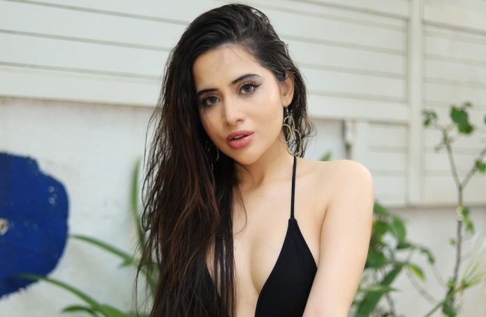 Urfi Javed was spotted in such clothes at the airport late at night, the child started crying after seeing this Urfi Javed was spotted in such clothes at the airport late at night, the child started crying after seeing this