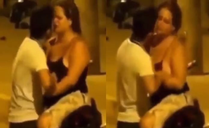 Viral Video: Young man was trying to romance on the middle of the road, girlfriend did something like this, you will be surprised to see