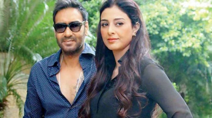 Tabu looked hot in silk saree at the age of 52, tuning with Ajay Devgan won the hearts of fans Tabu looked hot in silk saree at the age of 52, tuning with Ajay Devgan won the hearts of fans
