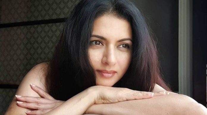 Bhagyashree got a bo*ld photoshoot done in an open jacket, created a ruckus at the age of 53