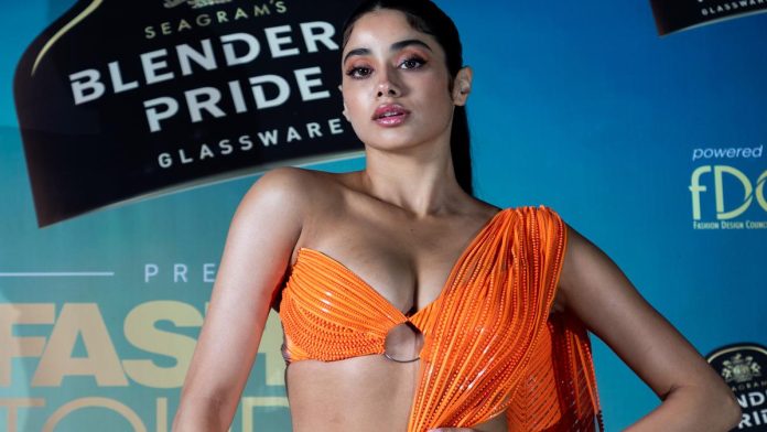 Janhvi Kapoor reached uncle’s house wearing tight fitting clothes, people kept watching from top to bottom Janhvi Kapoor reached uncle’s house wearing tight fitting clothes, people kept watching from top to bottom