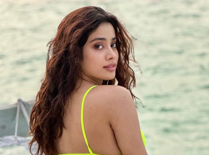 Jahnvi Kapoor clicked such pictures in a saree without wearing a blouse, people lost their sleep