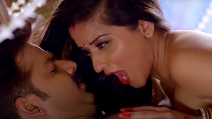 Monalisa and Pawan Singh crossed all the limits, fans got excited after watching the bedroom scene