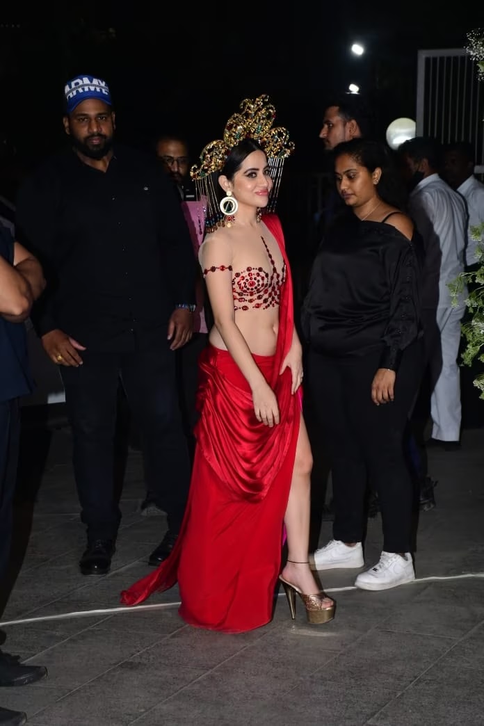 Urfi javed comes out in the open without wearing a blouse underneath the red saree-trolls did not spare this moment-watch here