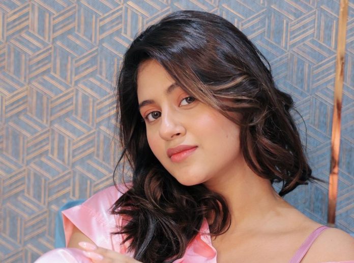 Anjali Arora's s*xy style in deepneck dress, fans got intoxicated after watching video Anjali Arora's s*xy style in deepneck dress, fans got intoxicated after watching video