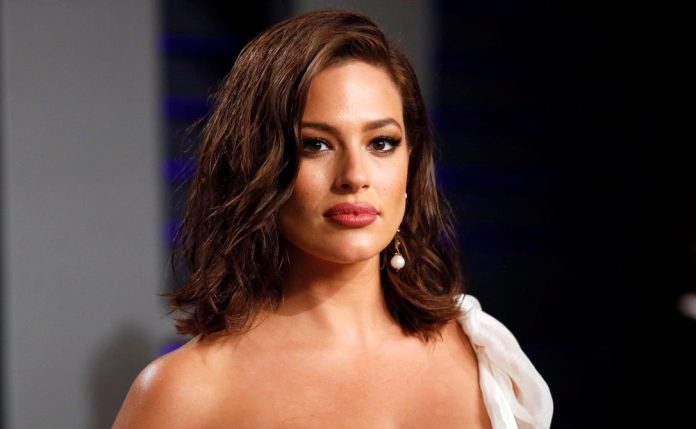 Ashley Graham crossed the limits of bo*ldness, wearing a transparent cloth lay down in front of the camera, fans were surprised to see Ashley Graham crossed the limits of bo*ldness, wearing a transparent cloth lay down in front of the camera, fans were surprised to see