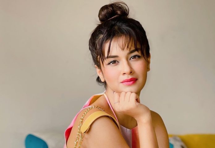 Avneet Kaur showed her toned legs wearing a transparent red skirt at the age of 21, fans went crazy Avneet Kaur showed her toned legs wearing a transparent red skirt at the age of 21, fans went crazy