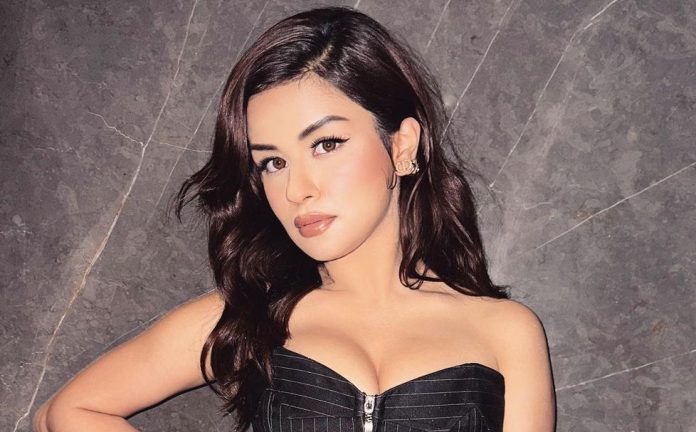 Avneet Kaur opened the crop top button in front of the camera, fans were uncontrollable, see sxy pictures Avneet Kaur opened the crop top button in front of the camera, fans were uncontrollable, see sxy pictures