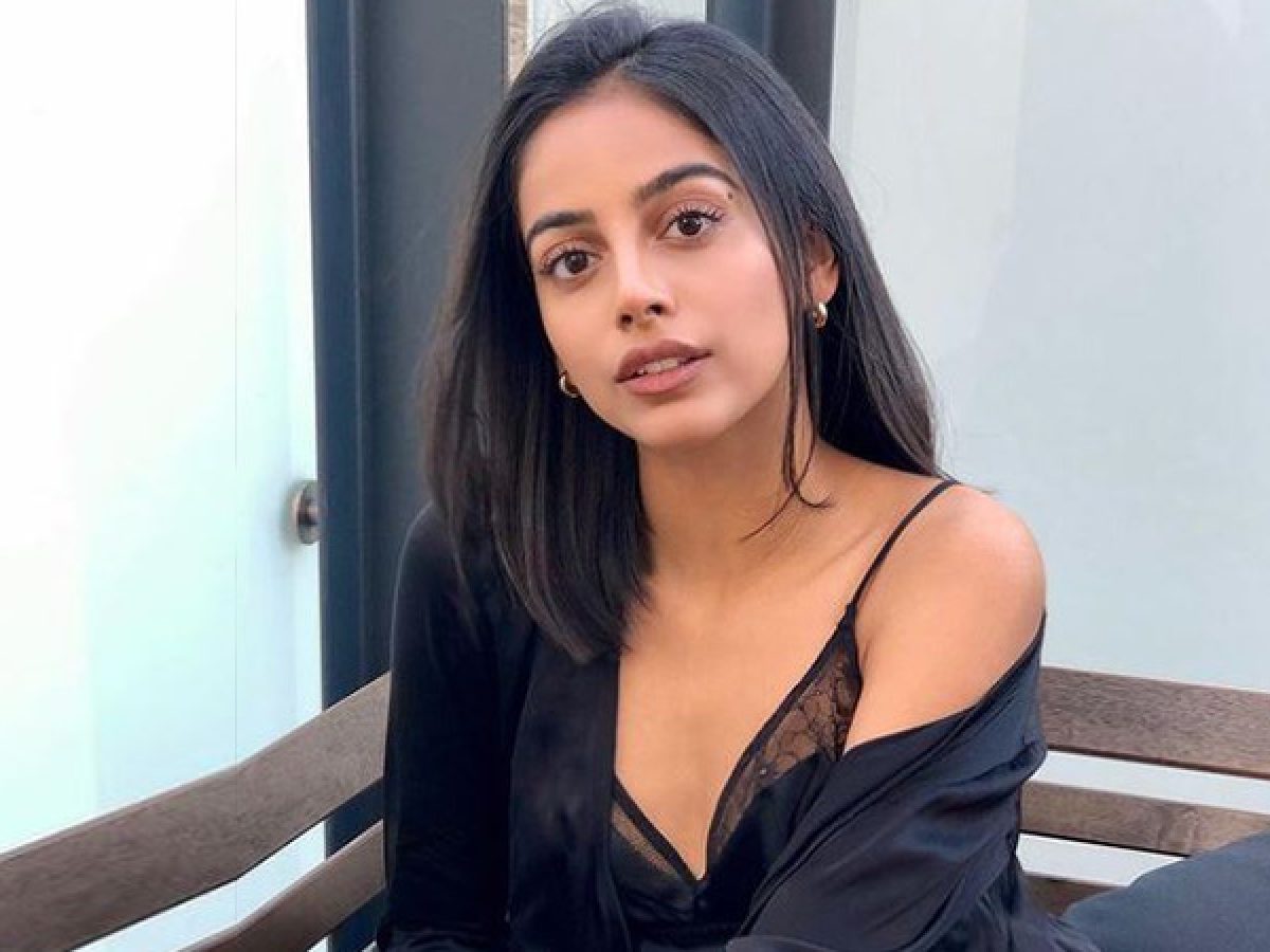 Banita Sandhu went topless and hid her body with her hands, there was such  a cut in the pants from behind that everything was visible - informalnewz