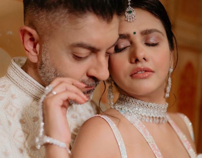 Dalljiet Kaur became intimate with her husband in the balcony, did Liplock, bo*ld romance went viral