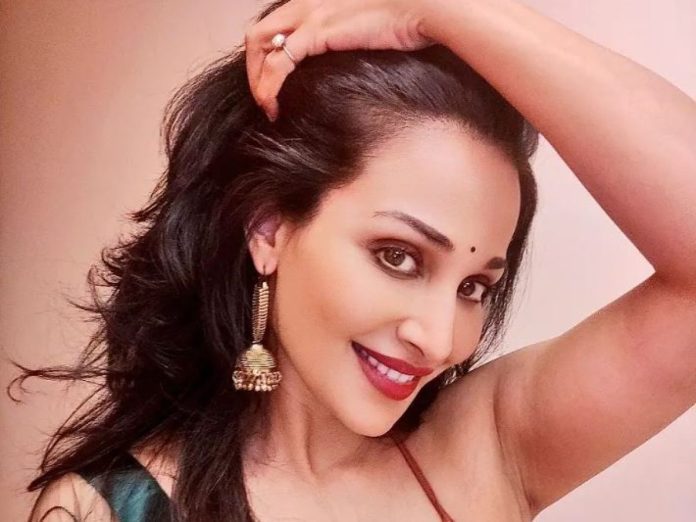 Flora Saini was seen flaunting black bra in animal print dress, bo*ld pictures went viral on social media Flora Saini was seen flaunting black bra in animal print dress, bo*ld pictures went viral on social media
