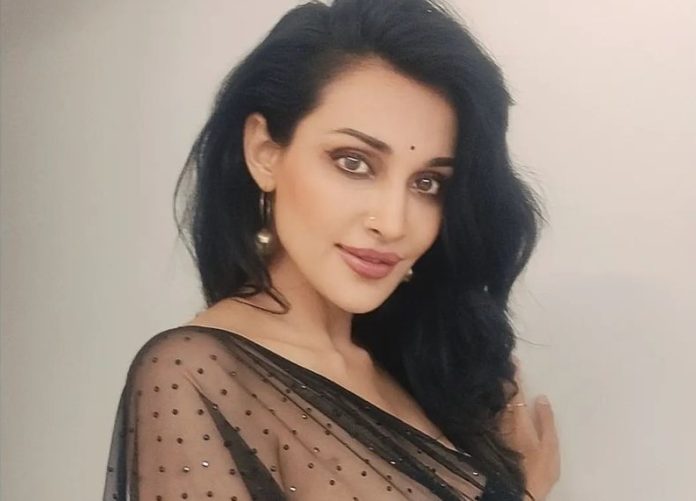 Flora Saini did a bo*ld photoshoot wearing a net top, s*xy pictures will not take your eyes off her
