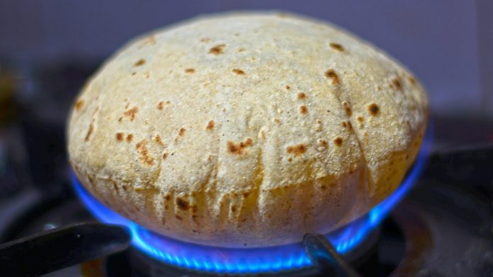 Health Tips : Do you bake roti directly on the gas flame? This method can be toxic for health, revealed in the study