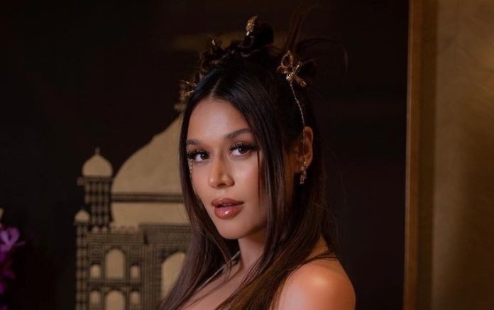 Jackie Shroff's daughter became bo*ld in front of the camera, flaunted s*xy look wearing side cut skirt, see photo Jackie Shroff's daughter became bo*ld in front of the camera, flaunted s*xy look wearing side cut skirt, see photo