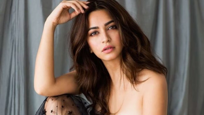 Kriti Kharbanda raised the temperature of the internet by getting into the swimming pool wearing a bikini, people were sweating after seeing the pictures