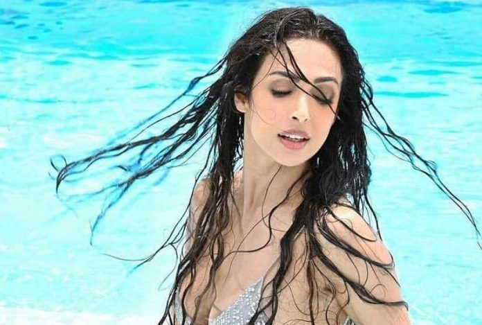 Malaika Arora crossed all limits at the age of 49, wearing a two piece and taking a shower, pictures went viral