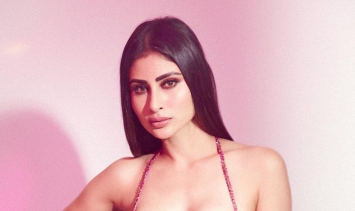 Mouni Roy gave hot poses in the balcony in a transparent saree, people said- 's*xy serpent'