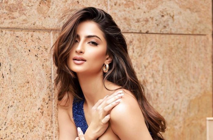 Palak Tiwari wearing a very short top in front of the camera; People got intoxicated after seeing her s*xy style Palak Tiwari wearing a very short top in front of the camera; People got intoxicated after seeing her s*xy style