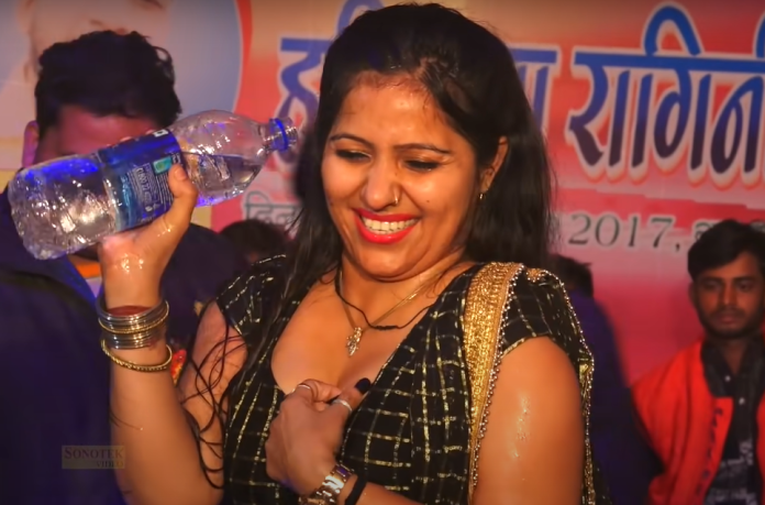 Rachna Tiwari filled the water by opening her tight bodice, the naughty boys climbed on the stage and openly started doing such acts with the dancer.