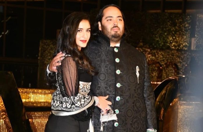 Radhika merchant entered in black saree holding Anant Ambani's hand, fans go crazy for the couple - Watch