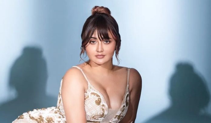 Rashami Desai gave a s*xy pose in front of the camera by being braless, people's eyes fixed on the deep neck
