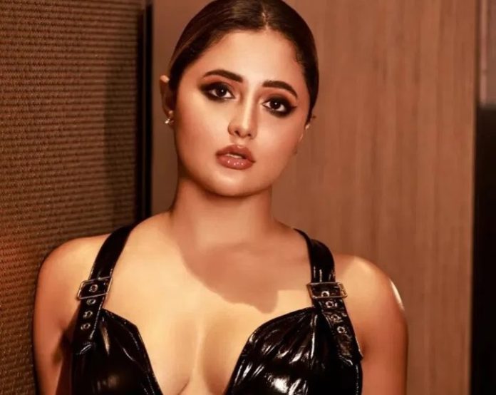 Rashmi Desai created a sensation by wearing a small frock, seeing such a hot look, the heart of the fans slipped