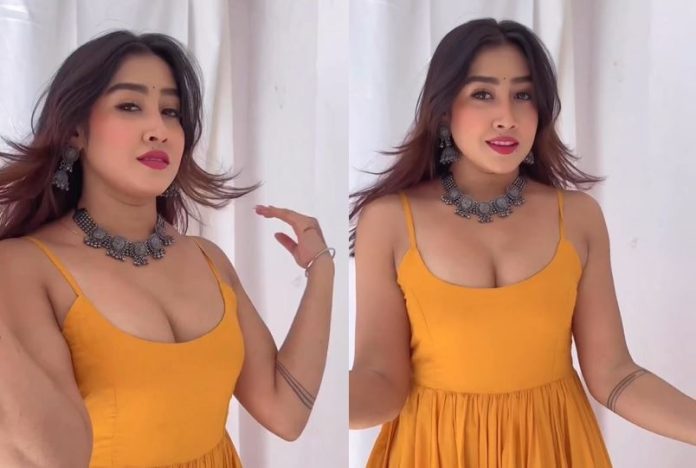 Sofia Ansari dress slipped while wearing clothes, the situation had to be handled with hands, watch the video.. Sofia Ansari dress slipped while wearing clothes, the situation had to be handled with hands, watch the video..