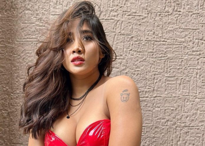 Sophia Ansari was getting ready for Eid by turning on the camera, then the dress slipped and everything was visible Sophia Ansari was getting ready for Eid by turning on the camera, then the dress slipped and everything was visible